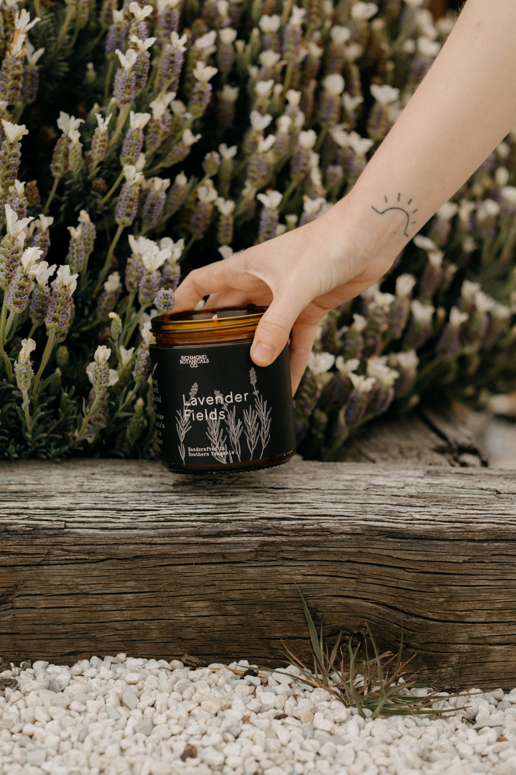 BOTANICAL ESSENTIAL OIL CANDLE. Lavender Fields - Image 2